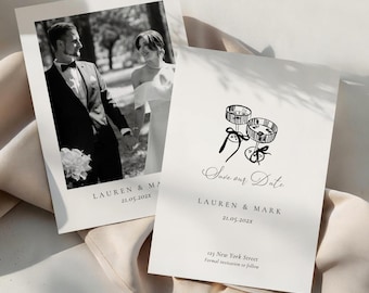 Könnte beinhalten: Zwei rechteckige Save-the-Date-Karten mit cremefarbenem Hintergrund. Eine Karte zeigt ein Schwarz-Weiß-Foto eines Paares, die Namen Lauren & Mark und das Datum 21.05.202X. Die andere zeigt eine Strichzeichnung von zwei Champagnergläsern.
