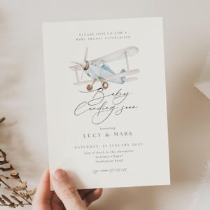 Uitnodiging babyshower binnenkort landen, vliegtuig voor babyshower uitnodigen, babyshower uitnodigen met vliegtuigen, blauw vliegtuig landing binnenkort baby, AH11