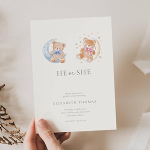 Pode incluir: Um convite de revelação de género com o texto "HE or SHE". O convite apresenta ilustrações em aquarela de ursinhos em luas crescentes, um com um laço azul e outro com um laço rosa. O texto adicional inclui detalhes do evento.