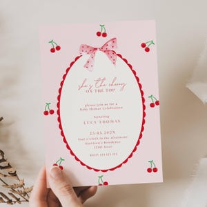 Invito per baby shower "She Is The Cherry On Top", invito per baby shower con ciliegia e fiocco, invito per baby shower con fiocco rosa e ciliegia, invito per baby shower con ciliegia CP01