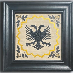 Handgemachte albanische Adler Acrylmalerei Wohndekoration Geschenk. Elegantes goldenes Blumenmuster