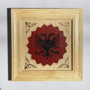 Handgefertigtes albanisches Acrylgemälde. Albanische Wohnkultur Geschenk mit dekorativem Goldblumenmuster