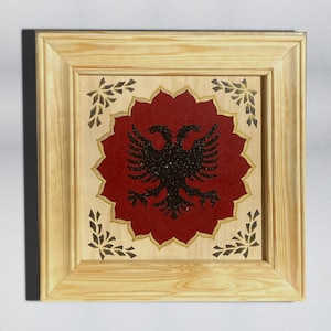 Handgefertigtes albanisches Acrylgemälde. Albanische Wohnkultur Geschenk mit dekorativem Goldblumenmuster