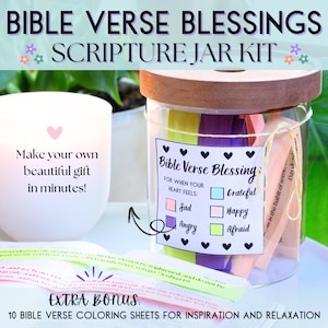 Puede incluir: Un frasco de vidrio lleno de tiras de papel de colores con versículos bíblicos impresos en ellos. El frasco tiene una tapa de madera y una etiqueta que dice "Bible Verse Blessings" e incluye una lista de emociones y versículos correspondientes. La imagen también incluye una vela blanca con un corazón en ella y el texto "¡Haz tu propio regalo hermoso en minutos!" y "Bono adicional: 10 hojas para colorear de versículos bíblicos para inspiración y relajación."