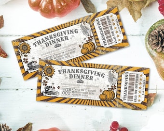 Könnte beinhalten: Zwei Thanksgiving-Dinner-Tickets im Vintage-Stil mit einem Used-Look. Die Tickets zeigen Sonnenblumen, Kürbisse und eine Truthahn-Illustration. Der Text enthält "Thanksgiving Dinner" und Veranstaltungsdetails. Auf einer weißen Holzoberfläche.