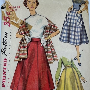 Puede incluir: Patrón de costura Simplicity impreso vintage con ilustraciones de faldas y vestidos de mujer. El patrón incluye el texto "1462", "Cintura 28", "Cadera 37", y "Simple to Make". La portada muestra a una mujer con una falda roja.