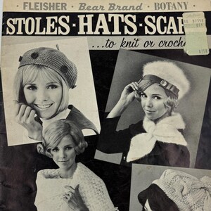 Puede incluir: Un folleto de patrones de tejido vintage con cuatro mujeres modelando diferentes estilos de sombreros y bufandas. La portada presenta el título "Stoles Hats Scarfs... to knit or crochet" y el texto "Vol. 14 75¢".
