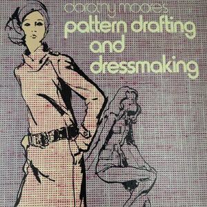 Pode incluir: Uma capa de livro vintage com o título "Dorothy Moore's Pattern Drafting and Dressmaking". A capa apresenta ilustrações de mulheres na moda, com um esquema de cores rosa e roxo. O livro tem uma estética retro.