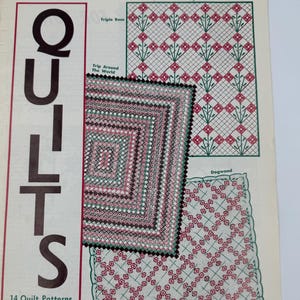 Può includere: Copertina della rivista vintage "Quilts" con motivi per trapunte. La copertina presenta la parola "QUILTS" in grandi lettere marroni. Sono presentati tre modelli di trapunte con dettagli rossi, verdi e neri. La rivista è intitolata "14 Quilt Patterns Plus Borders and Quilting Designs."