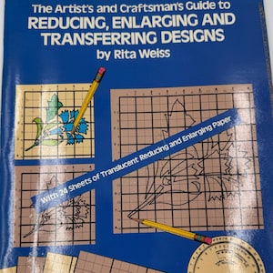 Könnte beinhalten: Ein blaues Buch mit dem Titel "The Artist's and Craftsman's Guide to Reducing, Enlarging and Transferring Designs" von Rita Weiss. Das Cover zeigt Illustrationen, Millimeterpapier und ein Proportionsrad. Enthält 24 Blatt Transparentpapier.