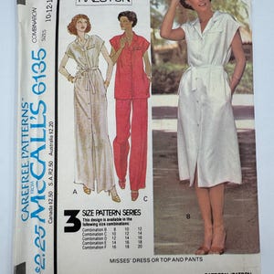 Könnte beinhalten: Ein Halston McCall's 6135 Schnittmusterumschlag für ein Kleid oder ein Oberteil und eine Hose. Die Vorderseite zeigt Illustrationen von drei Kleidungsvarianten, beschriftet mit A, B und C, sowie Text wie 'Carefree Patterns' und Größentabellen.