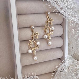Gold bridesmaids earrings, branch pearl earrings, gold leaf earrings, woodland wedding earrings, wedding earrings, delicate boho earrings