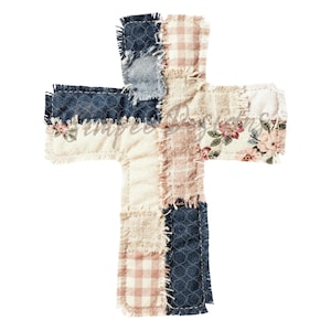 以下が含まれることがあります： パッチワークの十字架。青、ピンク、クリーム色の布の正方形で構成され、花柄やギンガムチェック模様が施されています。縁はほつれており、素朴で手作りの外観で、ヴィンテージスタイルを彷彿とさせます。