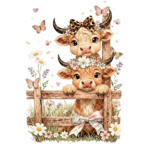 Puede incluir: Una ilustración caprichosa presenta dos adorables vacas de las Tierras Altas detrás de una valla rústica. La vaca superior lleva un lazo con estampado de leopardo, mientras que la inferior tiene una corona floral y un lazo pastel. Mariposas y flores añaden un toque encantador.