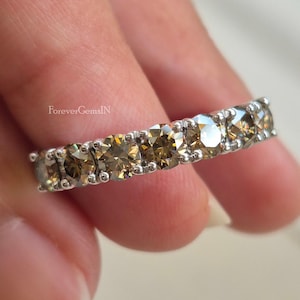 Anillo de moissanita redonda color champán con siete piedras, alianza de boda de 2,00 quilates con corte redondo de moissanita, anillo de compromiso de eternidad con diamantes marrones.
