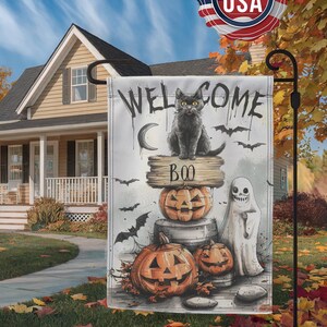 Pode incluir: Bandeiras de jardim de Halloween com vários designs. Uma bandeira apresenta um gato preto, abóboras e um fantasma com as palavras "Welcome" e "Boo". Outras bandeiras mostram esqueletos, bruxas e cenas de Halloween. As bandeiras são exibidas em frente a uma casa.