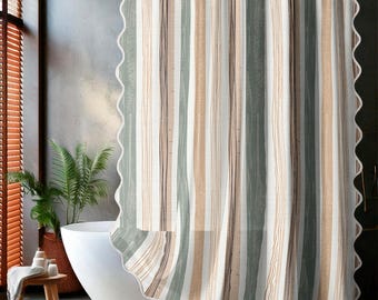 Cortina de ducha extralarga de poliéster y lino — Rayas verticales estilo bohemio escandinavo, verde salvia y arena, borde festoneado, decoración moderna para baño de estilo costero.