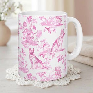 Taza de Toile de Jouy rosa de pastor alemán - Taza de café de Toile francés para mamá pastora alemana, regalos para amantes de los perros coquetos, taza de té para el Día de la Madre