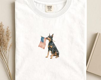 ドーベルマン アメリカ国旗シャツ、愛国的なドーベルマンTシャツ、コンフォートカラーズ® USA 犬 ヴィンテージ 7月4日Tシャツ
