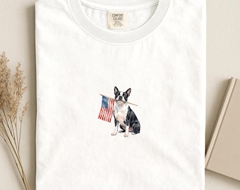 ボストンテリアのアメリカ国旗シャツ、愛国的なボスティママTシャツ、コンフォートカラーズ®USAドッグ独立記念日Tシャツ