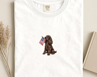 チョコレート色のコッカースパニエルのアメリカ国旗シャツ、愛国的な茶色のコッカースパニエルのママTシャツ、コンフォートカラーズ® ドッグUSA独立記念日Tシャツ