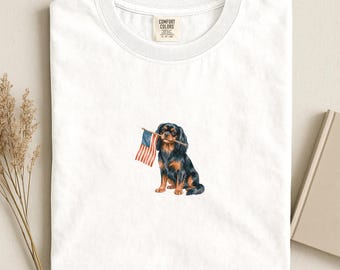 キャバリア ブラック タン アメリカ国旗シャツ、アメリカ愛国的なキャバリア Tシャツ、コンフォートカラーズ® キャバリア キング チャールズ スパニエル 犬 7月4日 Tシャツ