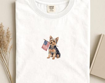 ヨークシャーテリアのアメリカ国旗シャツ、愛国的なヨーキーママTシャツ、コンフォートカラーズ®犬用USA独立記念日Tシャツ