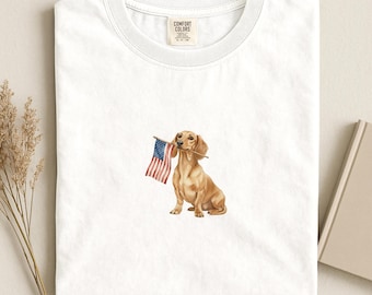 ダックスフンドのアメリカ国旗シャツ、愛国的なダックスフンドママTシャツ、コンフォートカラーズ® タンソーセージドッグUSA独立記念日Tシャツ