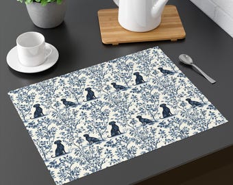 Mantel individual de Toile de Jouy en tonos azul oscuro y crema con diseño de labrador negro, ideal como decoración de cocina o regalo para amantes de los perros.
