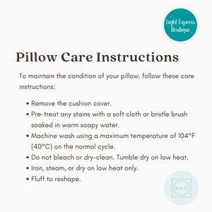 Puede incluir: Instrucciones de cuidado de la almohada con un fondo blanco y un c&iacute;rculo turquesa con el texto "Light Express Boutique". Las instrucciones incluyen quitar la funda de la almohada, pretratar las manchas con un pa&ntilde;o suave o un cepillo de cerdas, lavar a m&aacute;quina a una temperatura m&aacute;xima de 104 &deg;F (40 &deg;C) y secar en secadora a baja temperatura.