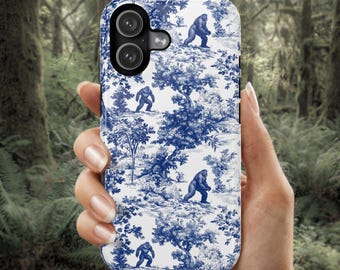 Op de afbeelding: Een smartphonehoesje met een blauw-wit toile-patroon. Het ontwerp toont meerdere illustraties van Bigfoot-figuren die door een bos van gedetailleerde bomen en gebladerte lopen, tegen een witte achtergrond.