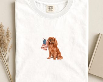 ルビー・キャバリア・キング・チャールズ・スパニエル・アメリカ国旗シャツ、愛国的なキャバリアTシャツ、コンフォートカラーズ® USAドッグ独立記念日Tシャツ