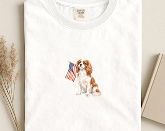 キャバリア・キング・チャールズ・スパニエル アメリカ国旗シャツ、愛国的なキャバリアTシャツ、コンフォートカラーズ® USA 犬 7月4日Tシャツ ブレンハイム キャバリア ママ