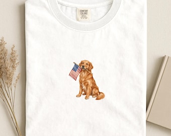 赤いゴールデンレトリバーのアメリカ国旗シャツ、愛国的なゴールデンママTシャツ、コンフォートカラーズ®ドッグUSA独立記念日Tシャツ
