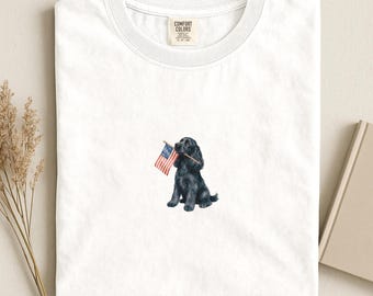 ブラックコッカースパニエル アメリカ国旗シャツ、愛国的なコッカーママTシャツ、コンフォートカラーズ® ドッグUSA 独立記念日Tシャツ