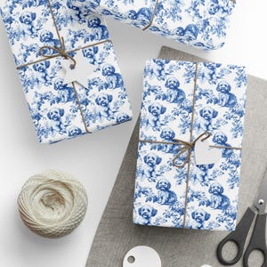 Papel de regalo Cavapoo French Toile de Jouy - Papel de regalo floral azul estilo chinoiserie para mamás perrunas en cumpleaños - Acabado brillante o mate