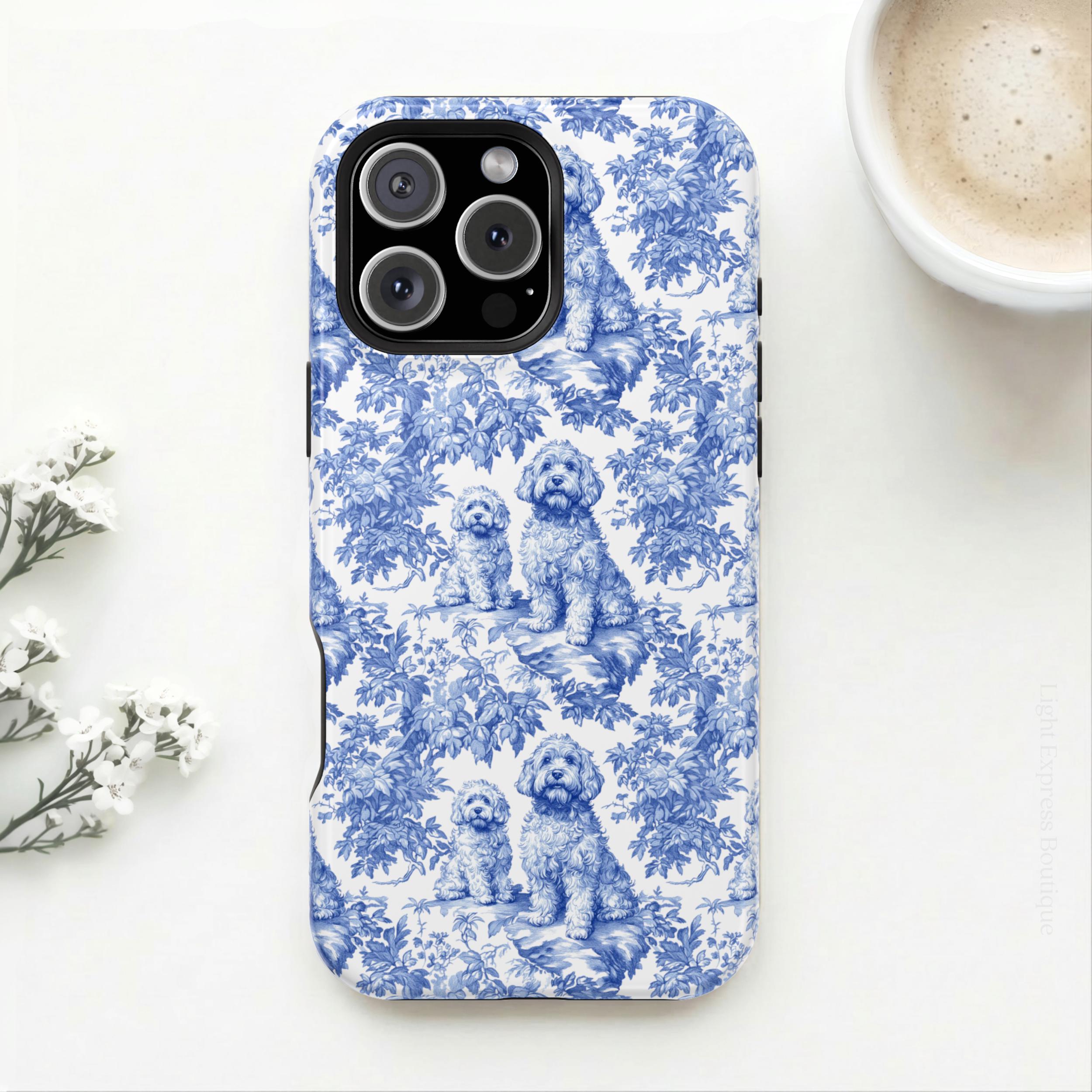 ガントウページ iPhoneケース デコ Goldendoodle Blue French Toile Magsafe Tough Phone Case iPhone 17