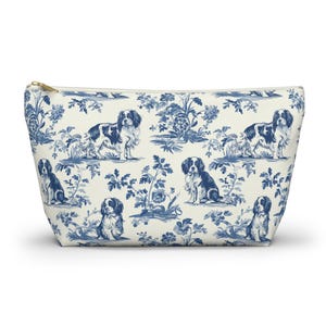 Bolsa de cosméticos Cavalier King Charles Spaniel, bolsa de acessórios com padrão French Toile azul, bolsa de maquiagem com zíper, bolsa de viagem, presentes Cavalier
