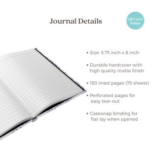 Puede incluir: Un diario forrado con un dise&ntilde;o floral azul y blanco en la portada. El diario mide 14,6 cm por 20,3 cm y tiene 150 p&aacute;ginas forradas. Cuenta con una cubierta duradera con acabado mate, p&aacute;ginas perforadas para un f&aacute;cil desgarro y encuadernaci&oacute;n envolvente para una colocaci&oacute;n plana al abrirse.