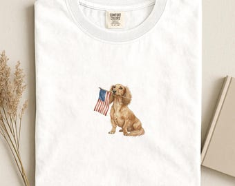 ロングヘアードダックスフンド アメリカ国旗シャツ、愛国的なダックスフンドママTシャツ、コンフォートカラーズ® タンソーセージドッグ USA 独立記念日Tシャツ