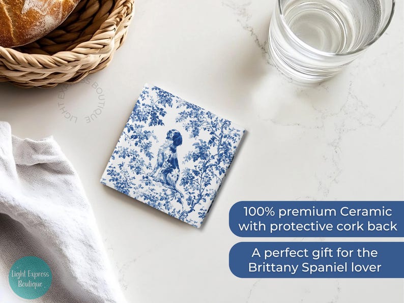 Peut inclure: Sous-verre en c&eacute;ramique bleu et blanc avec un chien Brittany Spaniel dans un motif toile. Le dessous de verre a un dos en li&egrave;ge.