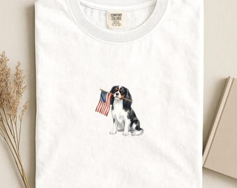 トリコロール・キャバリアー・アメリカ国旗シャツ、アメリカ愛国キャバリアーTシャツ、コンフォートカラーズ®キャバリアー・キングチャールズ・スパニエル犬独立記念日Tシャツ
