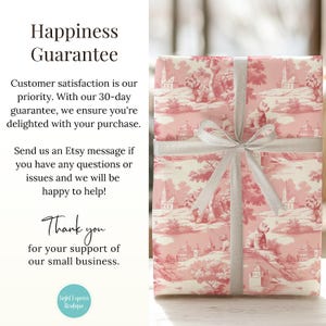 Op de afbeelding: Een roze en witte cadeaudoos met een wit lint dat in een strik is gebonden. De doos is ingepakt in papier met een patroon van kleine huisjes, bomen en honden. De tekst "Happiness Guarantee" is in zwart op een witte achtergrond geschreven. De tekst "Customer satisfaction is our priority. With our 30-day guarantee, we ensure you're delighted with your purchase. Send us an Etsy message if you have any questions or issues and we will be happy to help! Thank you for your support of our small business. Light Express Boutique" is in zwart op een witte achtergrond geschreven.