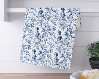 Könnte beinhalten: Ein weißes Küchentuch mit einem blauen und weißen Toile-Muster, das ein sich wiederholendes Design von Hunden zeigt, die in Bäumen sitzen.