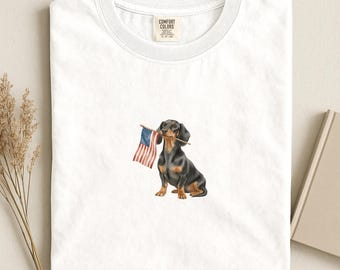 ブラックタンのダックスフンド アメリカ国旗シャツ、愛国的なダックスフンドママTシャツ、コンフォートカラーズ® USA ソーセージドッグ 7月4日Tシャツ