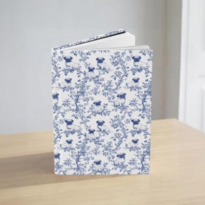 Cuaderno de tapa dura con estampado Toile de Jouy de Pug - Cuaderno azul francés Toile de Jouy para amantes de los carlinos, regalo de diario Toile azul, papelería para amantes de los perros, 150 páginas rayadas imagen 4