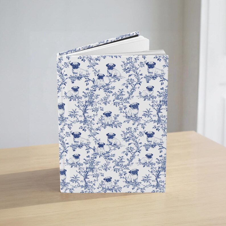 Cuaderno de tapa dura con estampado Toile de Jouy de Pug - Cuaderno azul francés Toile de Jouy para amantes de los carlinos, regalo de diario Toile azul, papelería para amantes de los perros, 150 páginas rayadas imagen 4