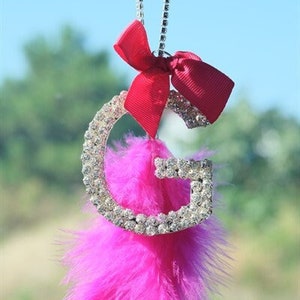 Charm de plata y letra personalizada con pluma y cinta / Charm de coche con iniciales / Charm personalizado para coches / Accesorios de coche para mujer