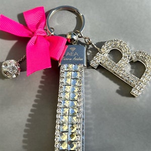 LLAVERO PERSONALIZADO CON LETRA Y BAGÜETTE DE PLATA CON CINTA / ACCESORIOS DE COCHE PARA MUJERES / Adornos de coche / Decoración de coche de lujo / Decoración de coche de lujo