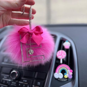 Adorno de pompón de plumas de zorro y letras personalizadas en plata transparente con cinta, accesorios para coche para mujer, adornos para coche, decoración de lujo para coche